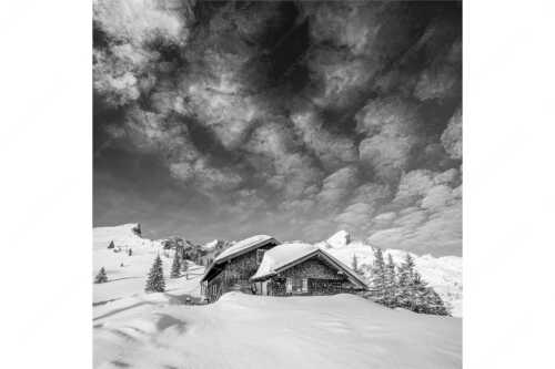 Die Stuibenhütte dient im Sommer als Unterkunft für den Almhirten der Kreuzalm - Stuibenhütte - Seitenverhältnis 1:1 - Alpspitze - weitere Infos unter https://www.kriner-weiermann.de
