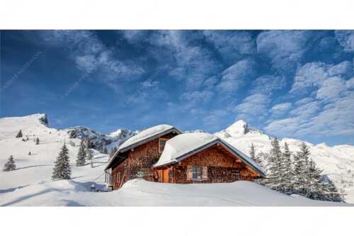 Die Stuibenhütte dient im Sommer als Unterkunft für den Almhirten der Kreuzalm - Stuibenhütte - Seitenverhältnis 2:1 - Alpspitze - weitere Infos unter https://www.kriner-weiermann.de