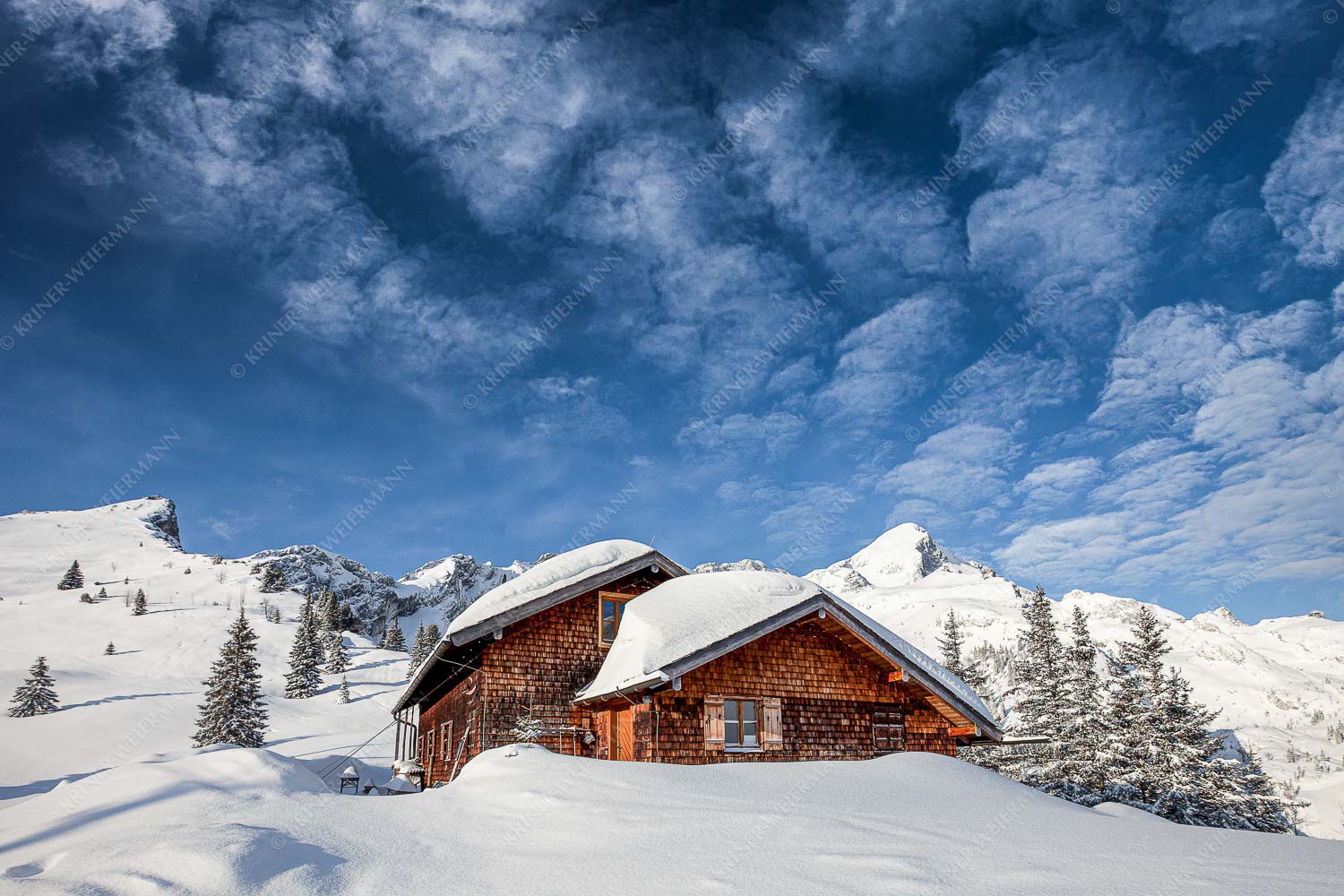 Stuibenhütte – Seitenverhältnis 3:2 — Alpspitze Die Stuibenhütte dient im Sommer als Unterkunft für den Almhirten der Kreuzalm