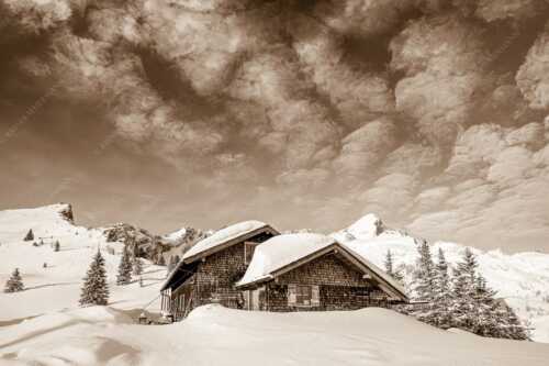 Die Stuibenhütte dient im Sommer als Unterkunft für den Almhirten der Kreuzalm - Stuibenhütte - Seitenverhältnis 3:2 - Alpspitze - weitere Infos unter https://www.kriner-weiermann.de