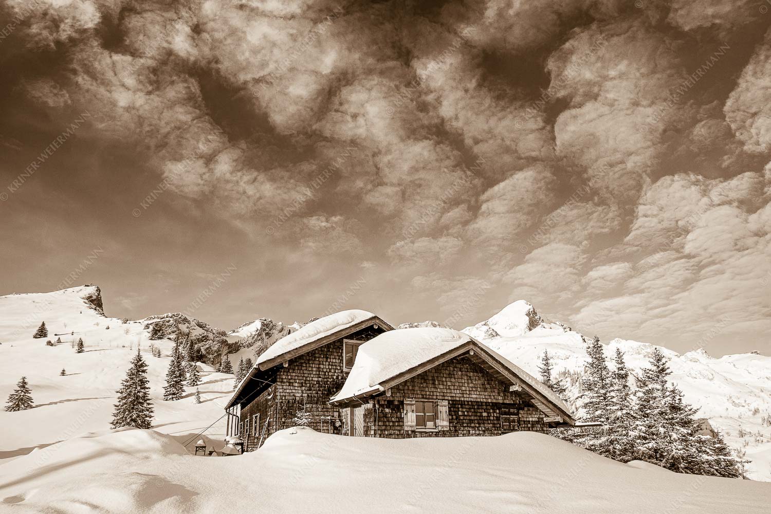 Stuibenhütte – Seitenverhältnis 3:2 — Alpspitze Die Stuibenhütte dient im Sommer als Unterkunft für den Almhirten der Kreuzalm