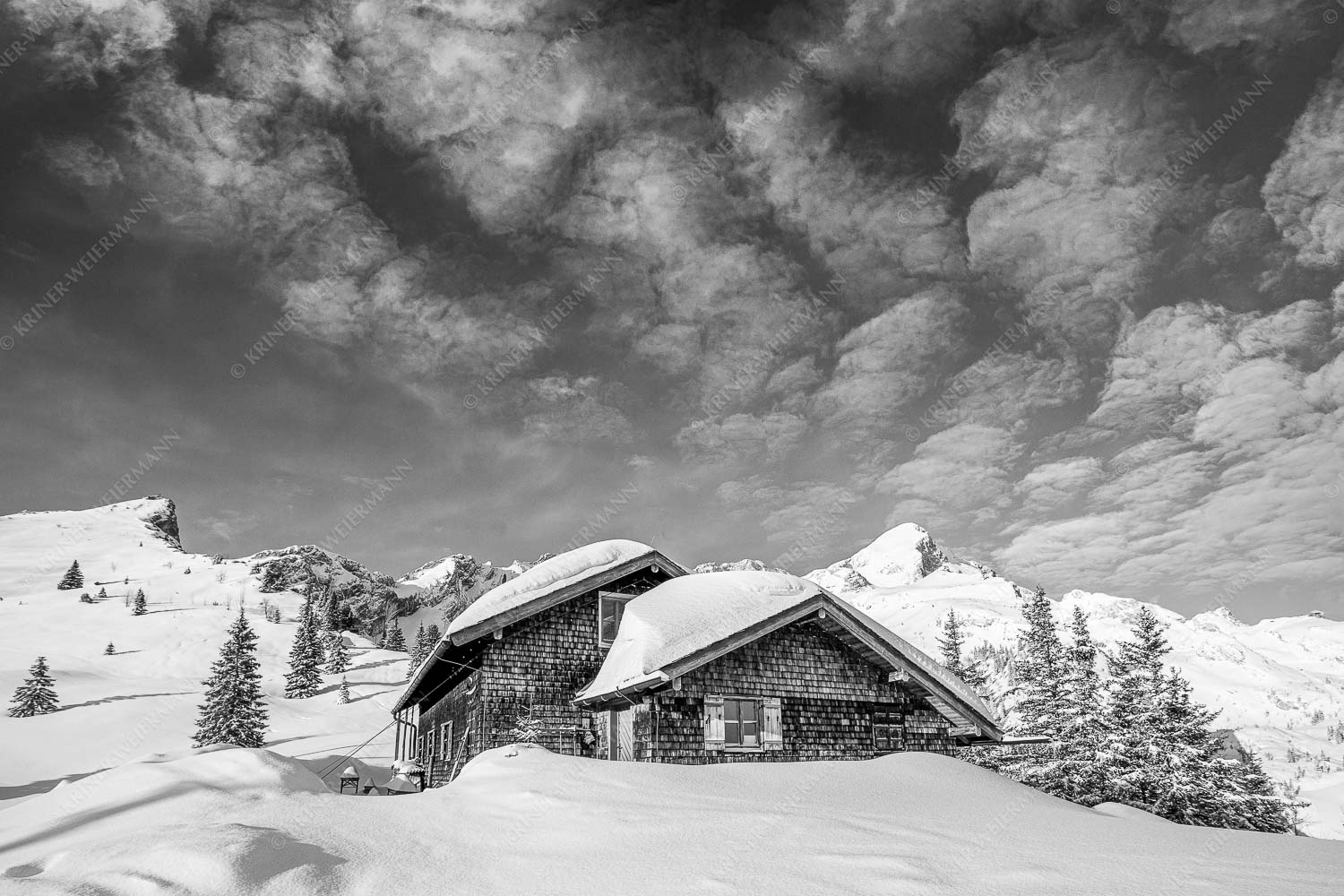 Stuibenhütte – Seitenverhältnis 3:2 — Alpspitze Die Stuibenhütte dient im Sommer als Unterkunft für den Almhirten der Kreuzalm