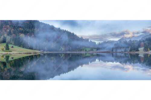 Die herbstliche Färbung taucht die Landschaft in ein neues Licht - Symmetrie - Seitenverhältnis 2,5:1 - Nebelstimmung am Geroldsee - weitere Infos unter https://www.kriner-weiermann.de
