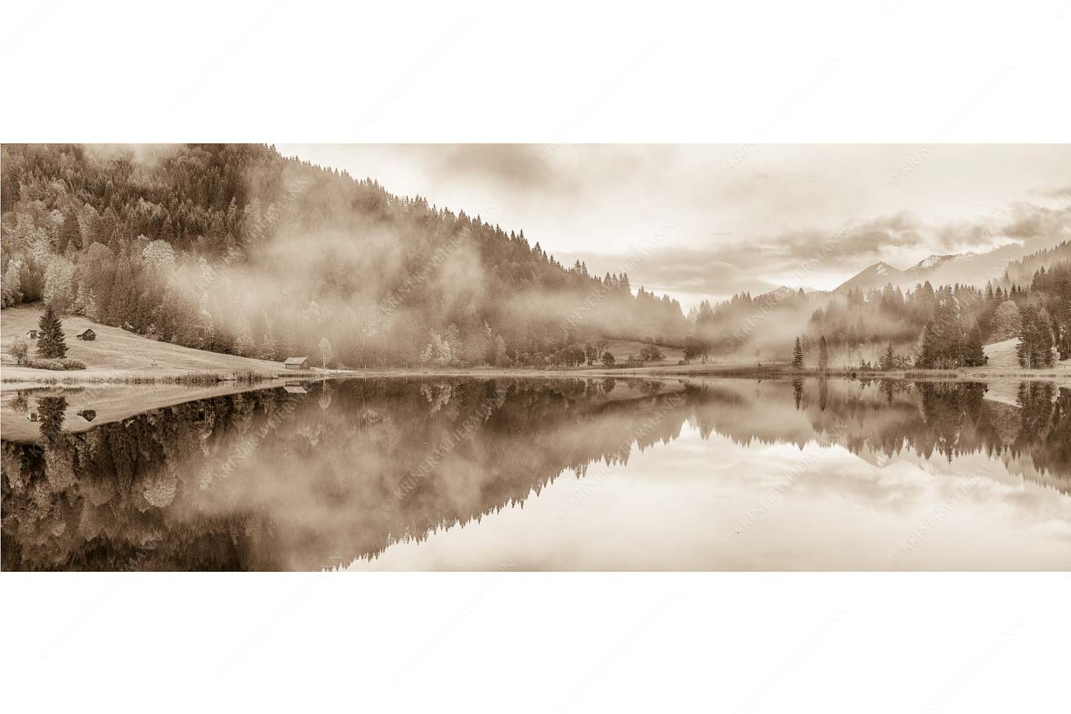 Die herbstliche Färbung taucht die Landschaft in ein neues Licht - Symmetrie - Seitenverhältnis 2,5:1 - Nebelstimmung am Geroldsee - weitere Infos unter https://www.kriner-weiermann.de