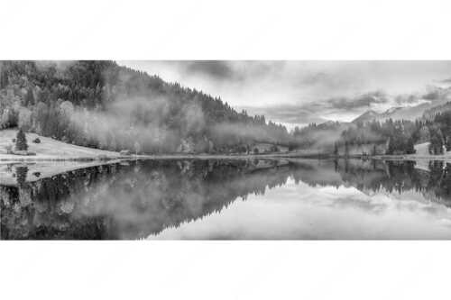Die herbstliche Färbung taucht die Landschaft in ein neues Licht - Symmetrie - Seitenverhältnis 2,5:1 - Nebelstimmung am Geroldsee - weitere Infos unter https://www.kriner-weiermann.de