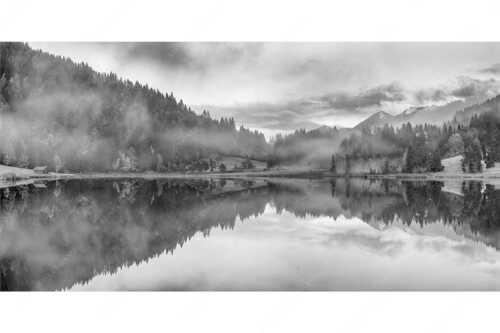 Die herbstliche Färbung taucht die Landschaft in ein neues Licht - Symmetrie - Seitenverhältnis 2:1 - Nebelstimmung am Geroldsee - weitere Infos unter https://www.kriner-weiermann.de
