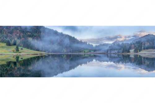 Die herbstliche Färbung taucht die Landschaft in ein neues Licht - Symmetrie - Seitenverhältnis 3:1 - Nebelstimmung am Geroldsee - weitere Infos unter https://www.kriner-weiermann.de