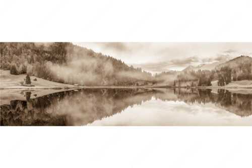 Die herbstliche Färbung taucht die Landschaft in ein neues Licht - Symmetrie - Seitenverhältnis 3:1 - Nebelstimmung am Geroldsee - weitere Infos unter https://www.kriner-weiermann.de