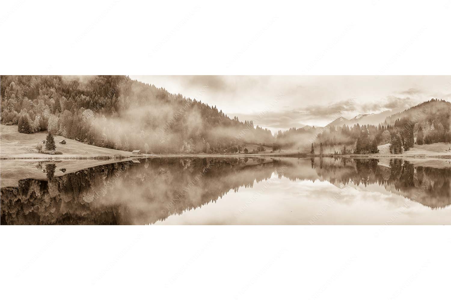 Symmetrie – Seitenverhältnis 3:1 — Nebelstimmung am Geroldsee Die herbstliche Färbung taucht die Landschaft in ein neues Licht