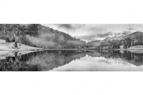 Die herbstliche Färbung taucht die Landschaft in ein neues Licht - Symmetrie - Seitenverhältnis 3:1 - Nebelstimmung am Geroldsee - weitere Infos unter https://www.kriner-weiermann.de