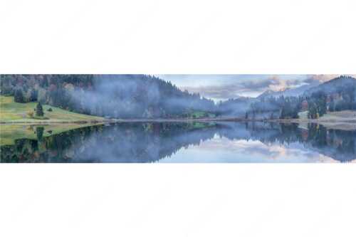 Die herbstliche Färbung taucht die Landschaft in ein neues Licht - Symmetrie - Seitenverhältnis 4:1 - Nebelstimmung am Geroldsee - weitere Infos unter https://www.kriner-weiermann.de