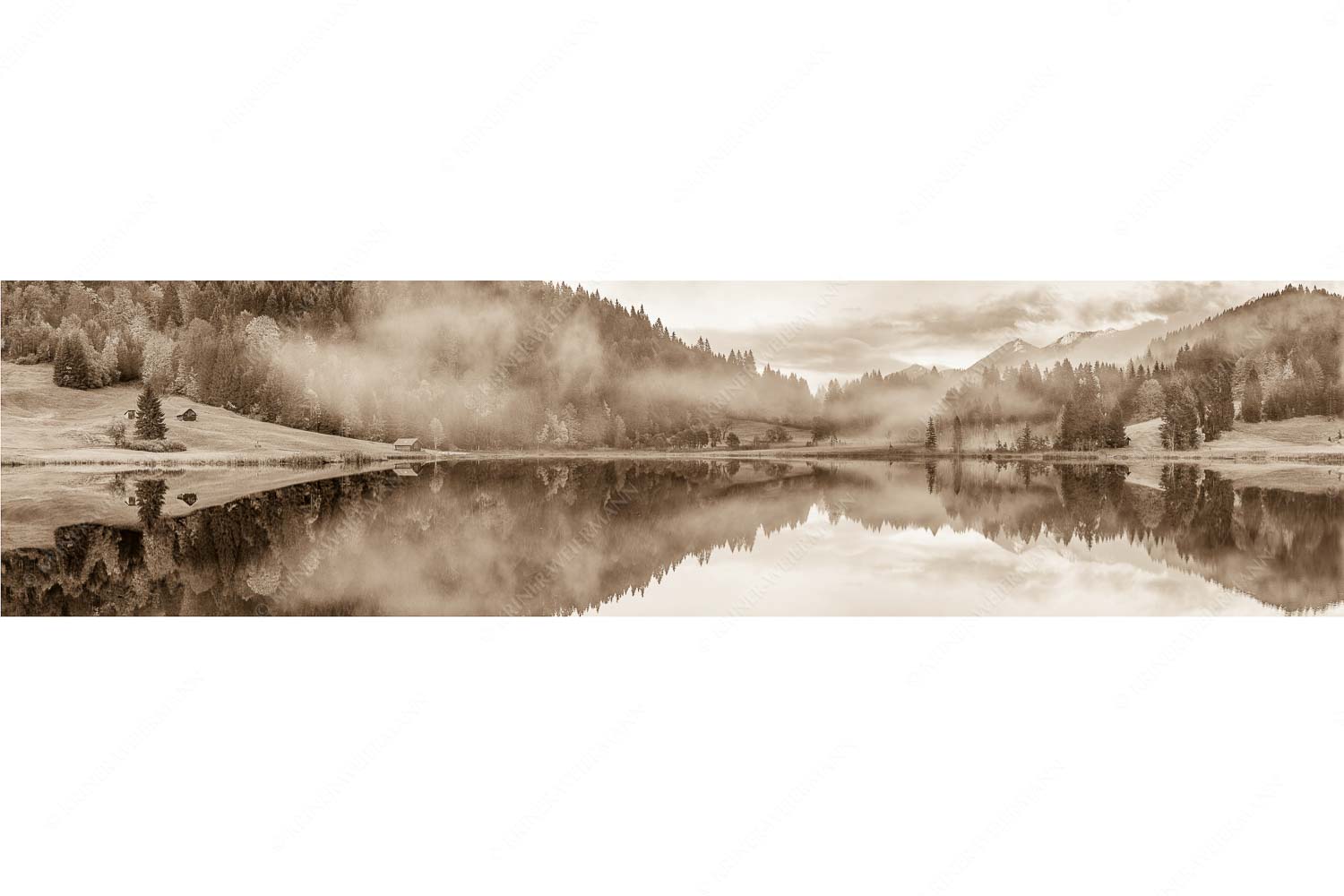 Symmetrie – Seitenverhältnis 4:1 — Nebelstimmung am Geroldsee Die herbstliche Färbung taucht die Landschaft in ein neues Licht