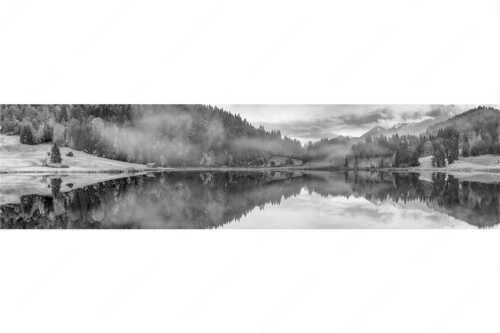 Die herbstliche Färbung taucht die Landschaft in ein neues Licht - Symmetrie - Seitenverhältnis 4:1 - Nebelstimmung am Geroldsee - weitere Infos unter https://www.kriner-weiermann.de