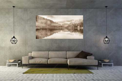 Die herbstliche Färbung taucht die Landschaft in ein neues Licht - Symmetrie - Größe ca. 200x100cm, Seitenverhältnis 2:1 - Nebelstimmung am Geroldsee - weitere Infos unter https://www.kriner-weiermann.de