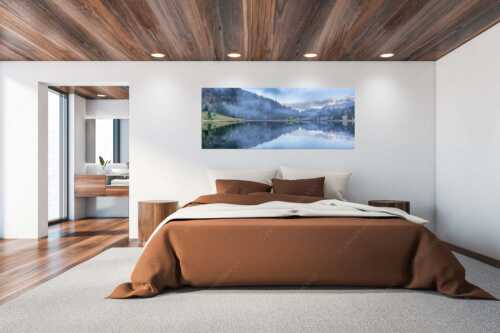 Die herbstliche Färbung taucht die Landschaft in ein neues Licht - Symmetrie - Größe ca. 200x80cm, Seitenverhältnis 2,5:1 - Nebelstimmung am Geroldsee - weitere Infos unter https://www.kriner-weiermann.de
