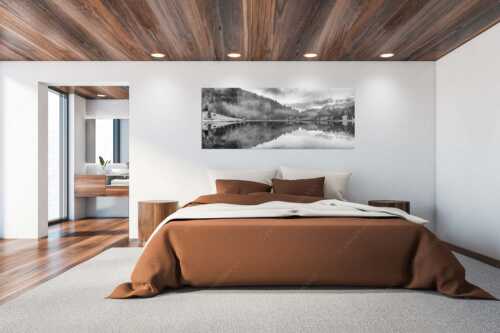Die herbstliche Färbung taucht die Landschaft in ein neues Licht - Symmetrie - Größe ca. 200x80cm, Seitenverhältnis 2,5:1 - Nebelstimmung am Geroldsee - weitere Infos unter https://www.kriner-weiermann.de
