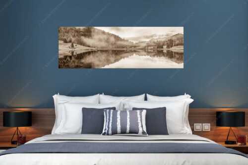 Die herbstliche Färbung taucht die Landschaft in ein neues Licht - Symmetrie - Größe ca. 180x60cm, Seitenverhältnis 3:1 - Nebelstimmung am Geroldsee - weitere Infos unter https://www.kriner-weiermann.de