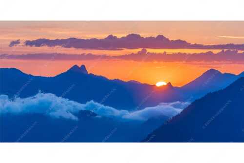 Blick aus dem Karwendel zum Sonnenaufgang am Roß- und Buchstein - Tagesanbruch - Seitenverhältnis 2:1 - Sonnenaufgang Rossstein Buchstein - weitere Infos unter https://www.kriner-weiermann.de