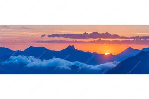 Blick aus dem Karwendel zum Sonnenaufgang am Roß- und Buchstein - Tagesanbruch - Seitenverhältnis 3:1 - Sonnenaufgang Rossstein Buchstein - weitere Infos unter https://www.kriner-weiermann.de