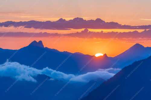 Blick aus dem Karwendel zum Sonnenaufgang am Roß- und Buchstein - Tagesanbruch - Seitenverhältnis 3:2 - Sonnenaufgang Rossstein Buchstein - weitere Infos unter https://www.kriner-weiermann.de