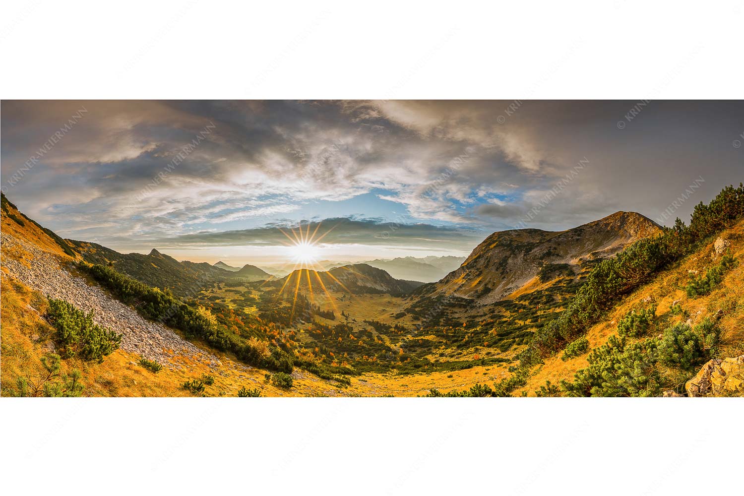 Laubfärbung zwischen Hoher Kiste und Krottenkopf im Estergebirge mit Karwendelblick - Tal der Farben - Seitenverhältnis 2,5:1 - Herbstfärbung im Estergebirge - weitere Infos unter https://www.kriner-weiermann.de