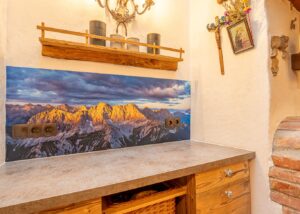 Küchenrückwand montiert in einer Backnische mit Steckdosenausschnitten - Referenz Alu-Dibond Küchenrückwand - Küchenspiegel mit Steckdosen