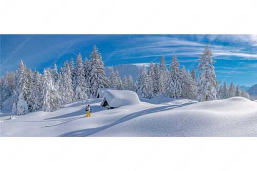 Skitour in den tief verschneiten Hängen am Kranzberg, den Karwendel immer im Blick - Tiefster Winter - Seitenverhältnis 2,5:1 - Skitour im Isartal - weitere Infos unter https://www.kriner-weiermann.de