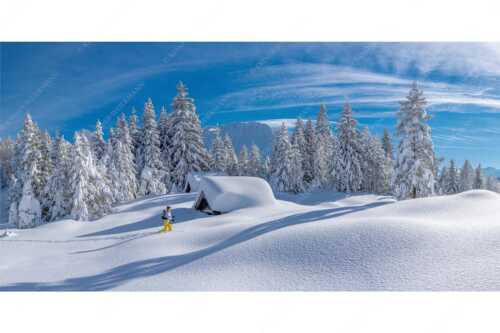 Skitour in den tief verschneiten Hängen am Kranzberg, den Karwendel immer im Blick - Tiefster Winter - Seitenverhältnis 2:1 - Skitour im Isartal - weitere Infos unter https://www.kriner-weiermann.de