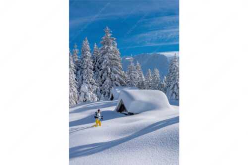 Skitour in den tief verschneiten Hängen am Kranzberg, den Karwendel immer im Blick - Tiefster Winter - Seitenverhältnis 2:3 - Skitour im Isartal - weitere Infos unter https://www.kriner-weiermann.de