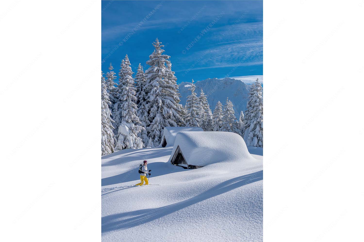 Skitour in den tief verschneiten Hängen am Kranzberg, den Karwendel immer im Blick