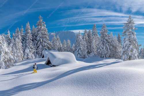 Skitour in den tief verschneiten Hängen am Kranzberg, den Karwendel immer im Blick - Tiefster Winter - Seitenverhältnis 3:2 - Skitour im Isartal - weitere Infos unter https://www.kriner-weiermann.de
