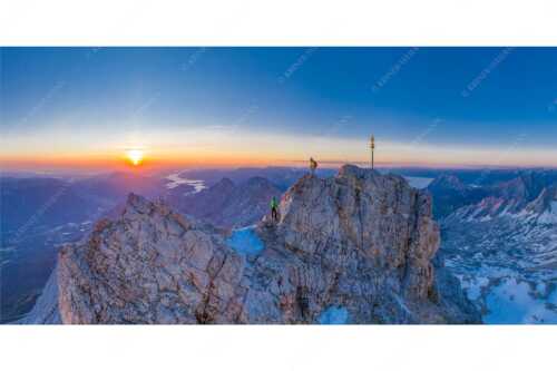 Bergsteiger am Zugspitzgipfel bei Sonnenaufgang - to the top - Seitenverhältnis 2:1 - Zugspitze - weitere Infos unter https://www.kriner-weiermann.de