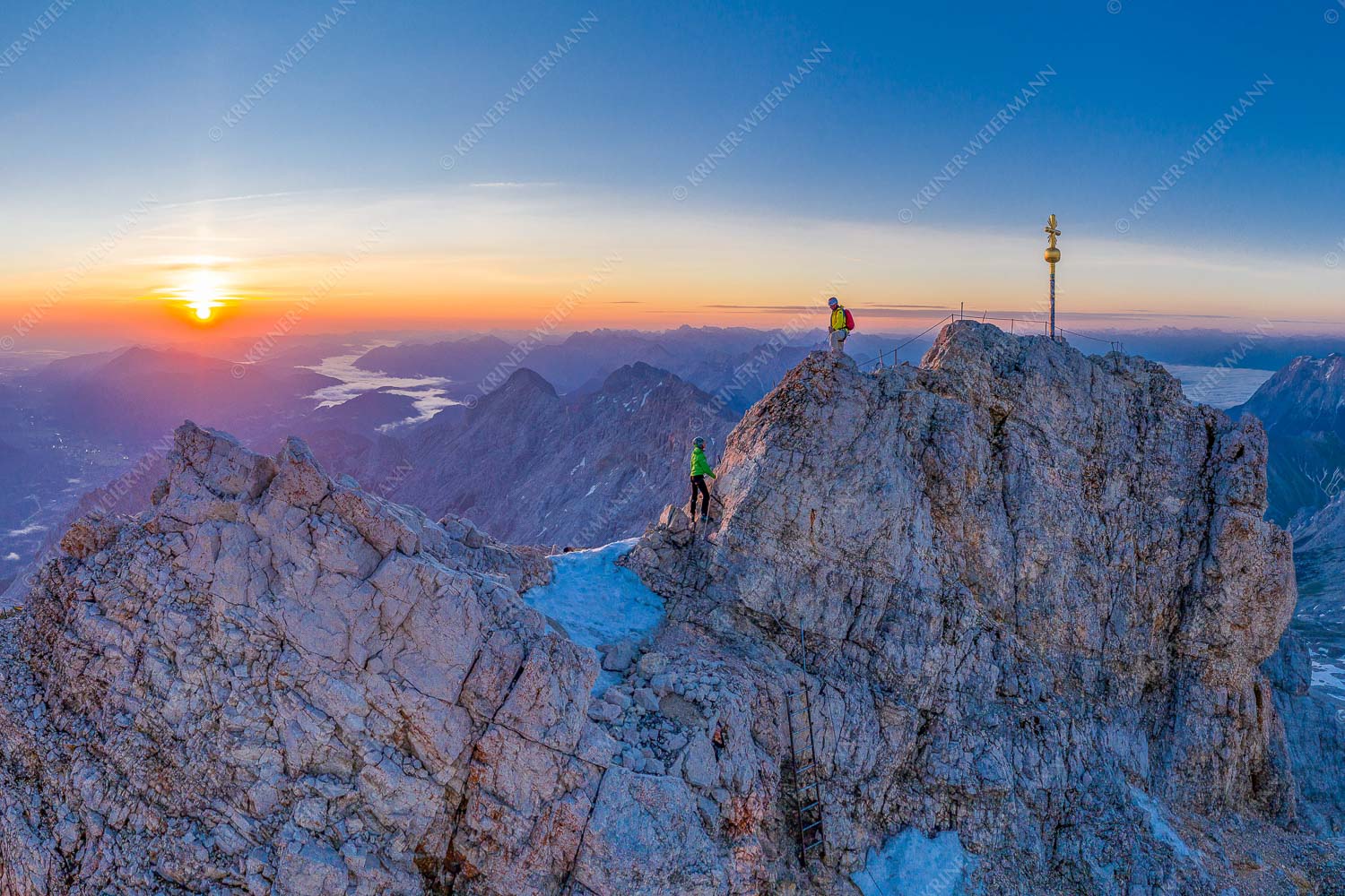 to the top – Seitenverhältnis 3:2 — Zugspitze Bergsteiger am Zugspitzgipfel bei Sonnenaufgang