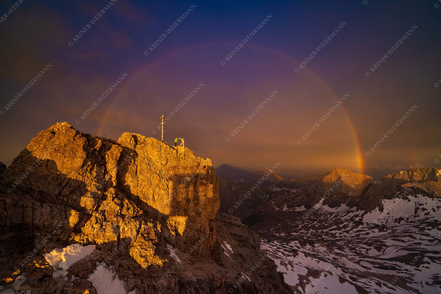 Nach einem Gewitter die letzten Sonnenstrahlen auf dem Zugspitzgipfel genießen - Top of Germany - Seitenverhältnis 3:2 - Regenbogen über Zugspitze - weitere Infos unter https://www.kriner-weiermann.de