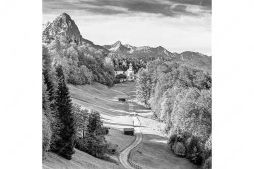 Kirche St. Anna in Wamberg mit Großem Waxenstein und Daniel im Hintergrund - Tradition und Moderne III - Seitenverhältnis 1:1 - Wamberg und Waxenstein - weitere Infos unter https://www.kriner-weiermann.de