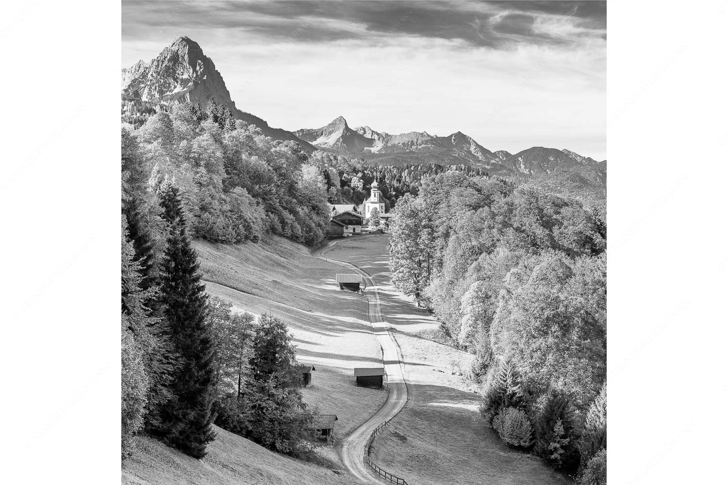 Kirche St. Anna in Wamberg mit Großem Waxenstein und Daniel im Hintergrund