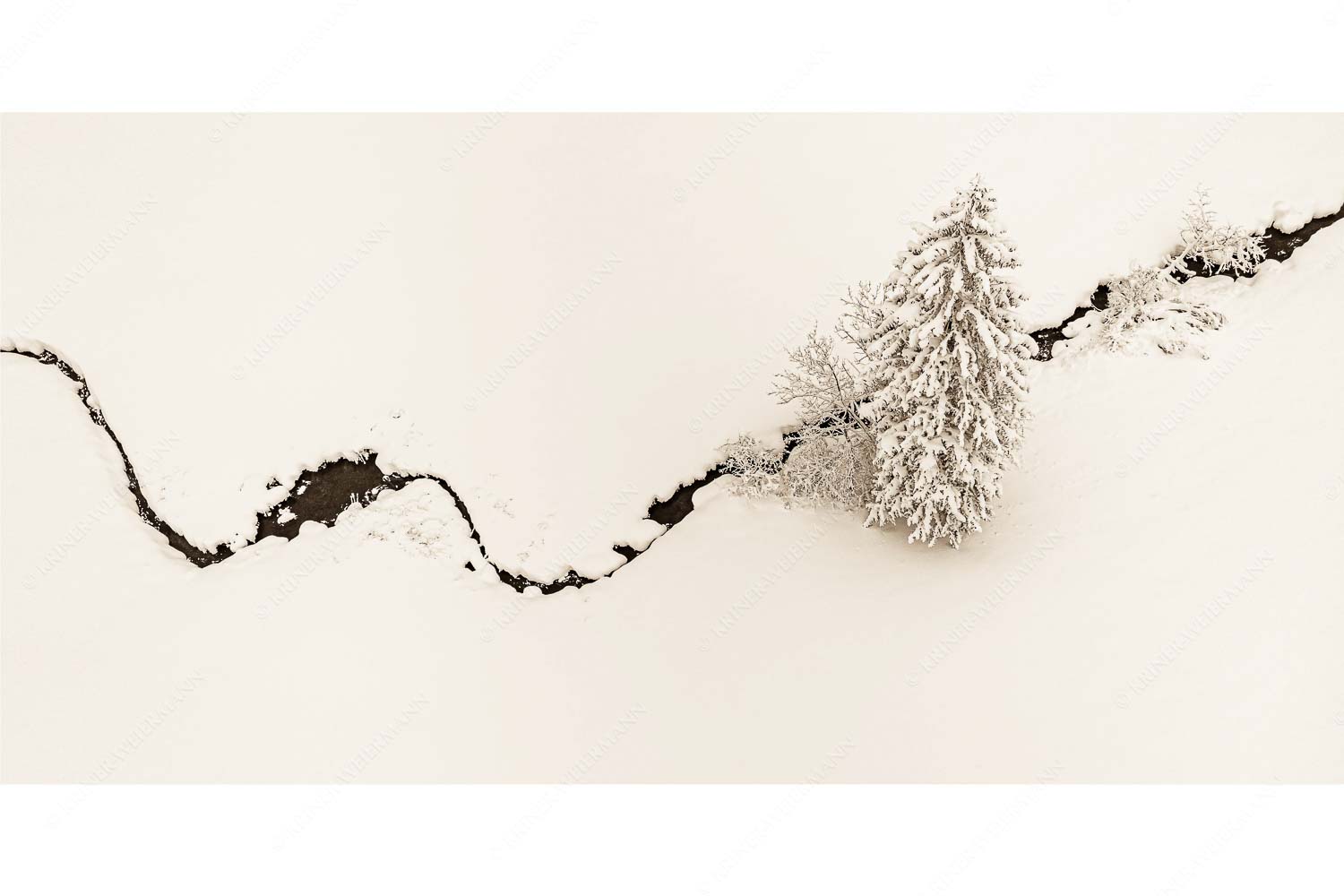 Trenner – Seitenverhältnis 2:1 — Winter Bachlauf Draufsicht Winterlicher Bachlauf im Ammergebirge
