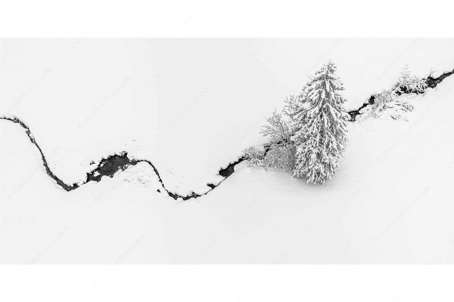 Trenner – Seitenverhältnis 2:1 — Winter Bachlauf Draufsicht Winterlicher Bachlauf im Ammergebirge