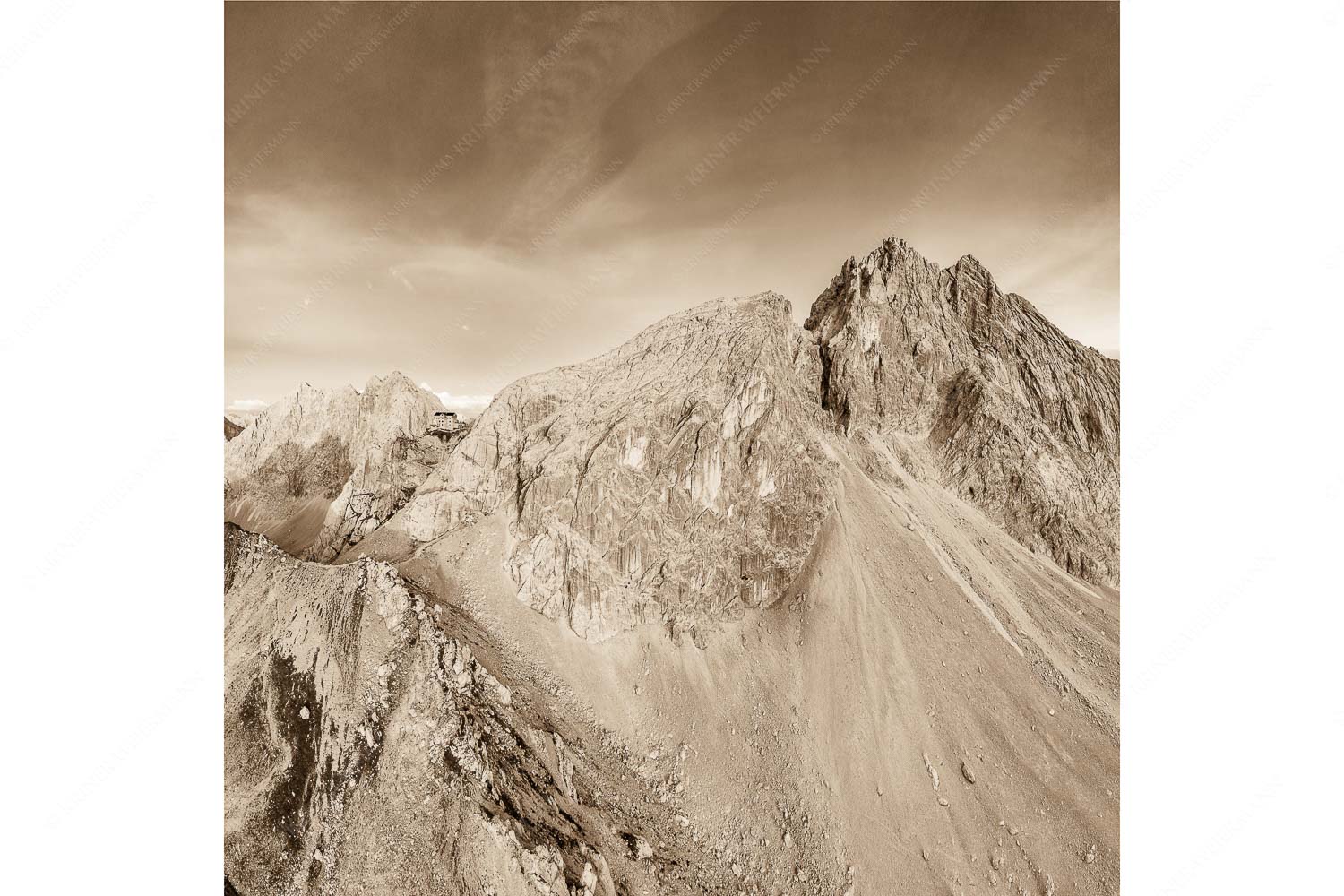 Trutzburg – Seitenverhältnis 1:1 — Meilerhütte im Wetterstein Meilerhütte und Partenkirchner Dreitorspitze im letzten Tageslicht im Wettersteingebirge