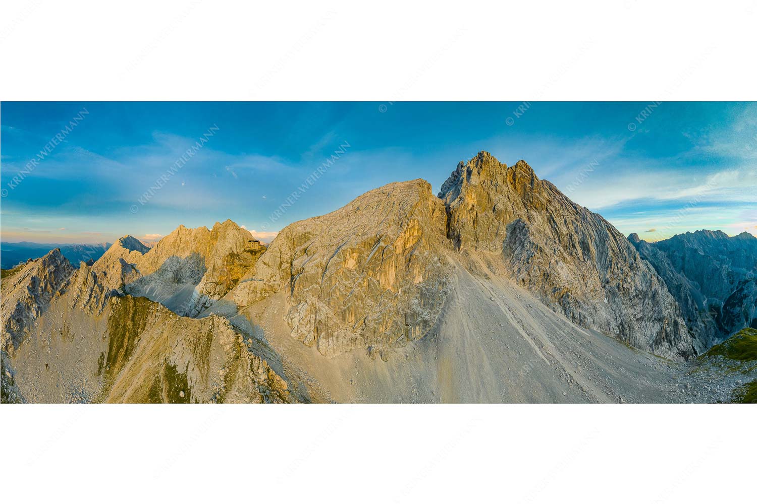 Trutzburg – Seitenverhältnis 2,5:1 — Meilerhütte im Wetterstein Meilerhütte und Partenkirchner Dreitorspitze im letzten Tageslicht im Wettersteingebirge