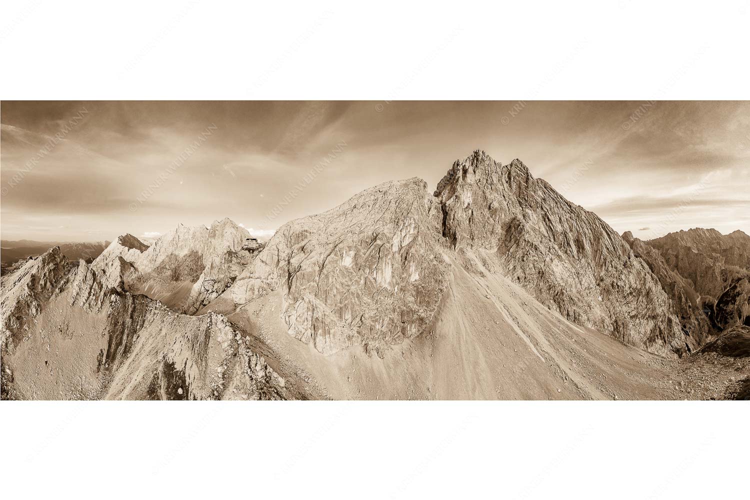 Trutzburg – Seitenverhältnis 2,5:1 — Meilerhütte im Wetterstein Meilerhütte und Partenkirchner Dreitorspitze im letzten Tageslicht im Wettersteingebirge