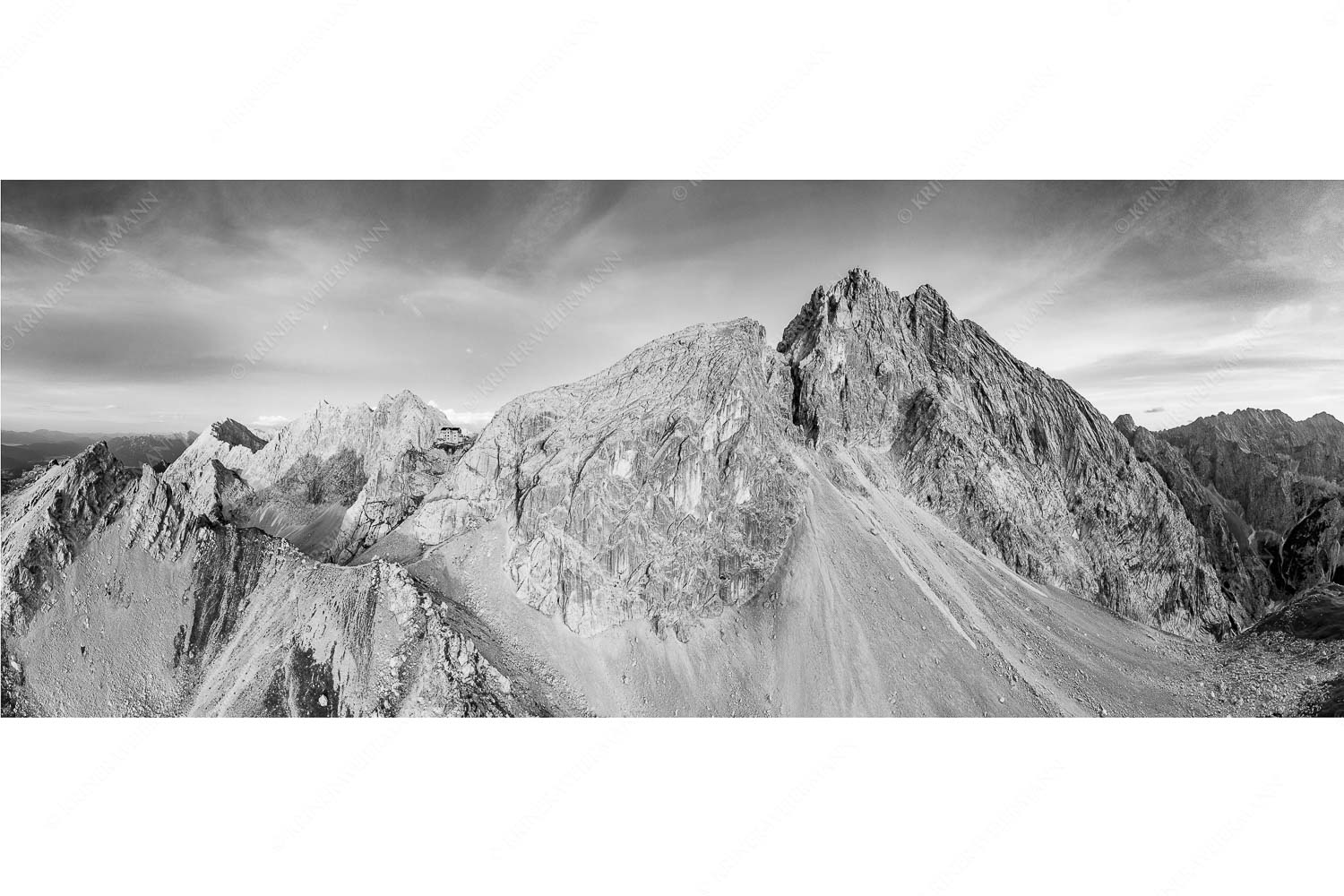 Trutzburg – Seitenverhältnis 2,5:1 — Meilerhütte im Wetterstein Meilerhütte und Partenkirchner Dreitorspitze im letzten Tageslicht im Wettersteingebirge