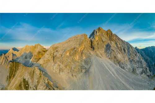 Meilerhütte und Partenkirchner Dreitorspitze im letzten Tageslicht im Wettersteingebirge - Trutzburg - Seitenverhältnis 2:1 - Meilerhütte im Wetterstein - weitere Infos unter https://www.kriner-weiermann.de