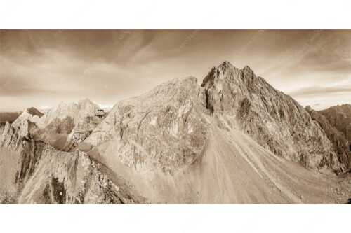 Meilerhütte und Partenkirchner Dreitorspitze im letzten Tageslicht im Wettersteingebirge - Trutzburg - Seitenverhältnis 2:1 - Meilerhütte im Wetterstein - weitere Infos unter https://www.kriner-weiermann.de