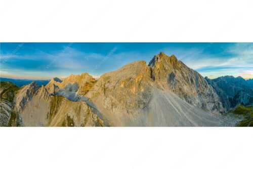 Meilerhütte und Partenkirchner Dreitorspitze im letzten Tageslicht im Wettersteingebirge - Trutzburg - Seitenverhältnis 3:1 - Meilerhütte im Wetterstein - weitere Infos unter https://www.kriner-weiermann.de