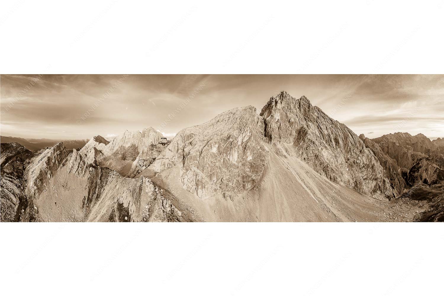 Trutzburg – Seitenverhältnis 3:1 — Meilerhütte im Wetterstein Meilerhütte und Partenkirchner Dreitorspitze im letzten Tageslicht im Wettersteingebirge