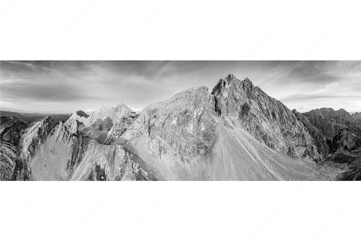 Trutzburg – Seitenverhältnis 3:1 — Meilerhütte im Wetterstein Meilerhütte und Partenkirchner Dreitorspitze im letzten Tageslicht im Wettersteingebirge