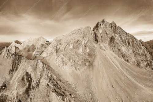 Meilerhütte und Partenkirchner Dreitorspitze im letzten Tageslicht im Wettersteingebirge - Trutzburg - Seitenverhältnis 3:2 - Meilerhütte im Wetterstein - weitere Infos unter https://www.kriner-weiermann.de
