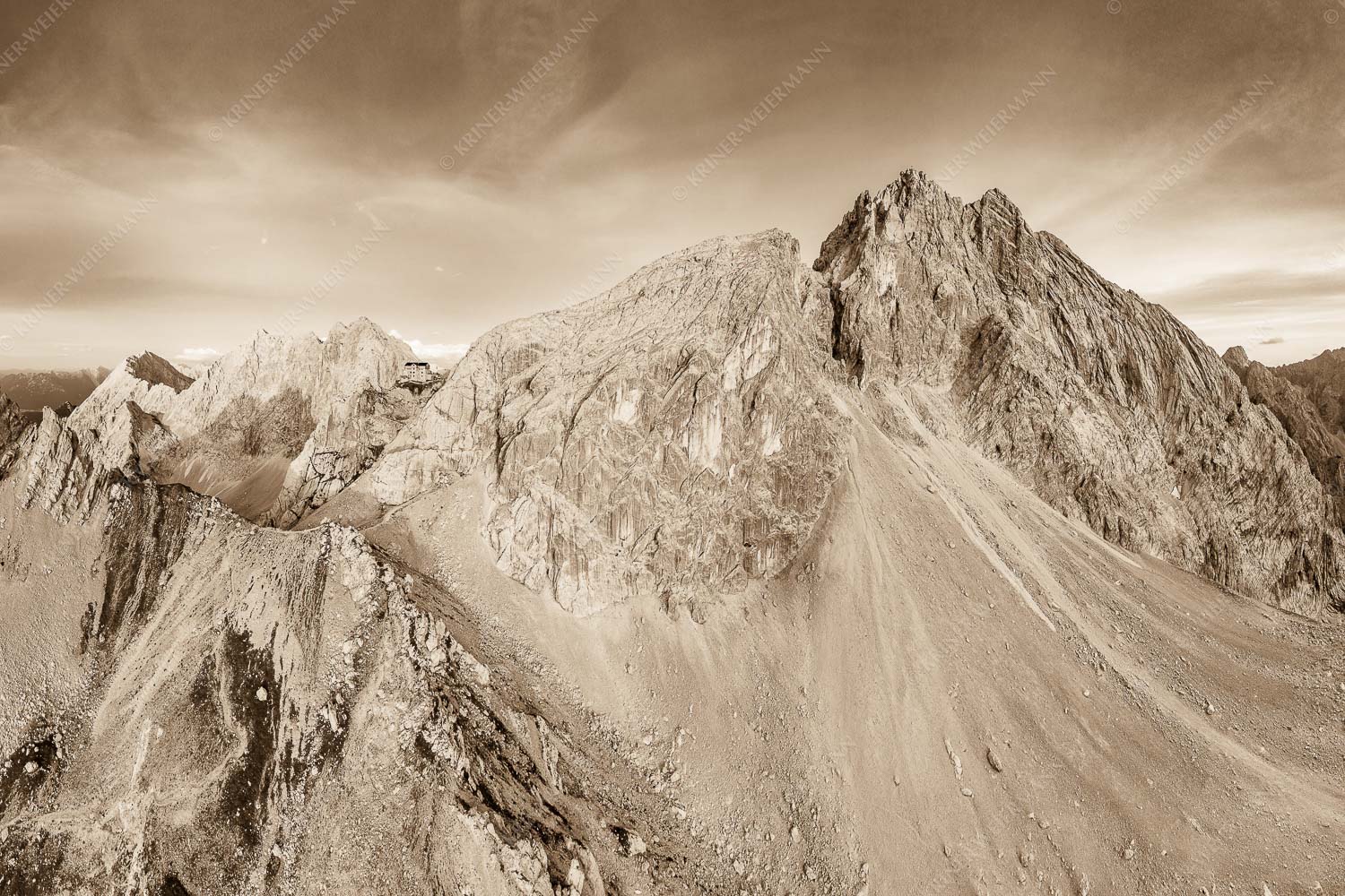 Trutzburg – Seitenverhältnis 3:2 — Meilerhütte im Wetterstein Meilerhütte und Partenkirchner Dreitorspitze im letzten Tageslicht im Wettersteingebirge