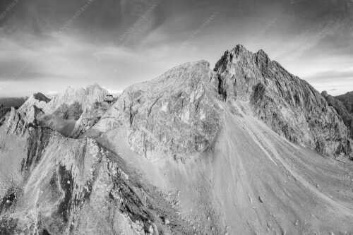 Meilerhütte und Partenkirchner Dreitorspitze im letzten Tageslicht im Wettersteingebirge - Trutzburg - Seitenverhältnis 3:2 - Meilerhütte im Wetterstein - weitere Infos unter https://www.kriner-weiermann.de